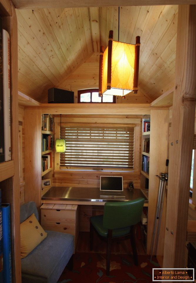 Interiér malého dreveného domu