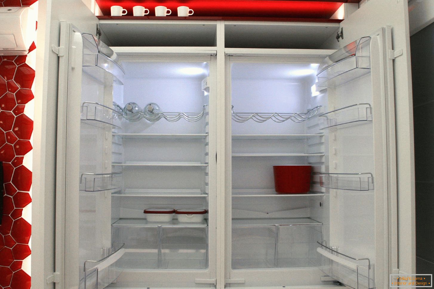 Moderná chladnička v interiéri kuchyne