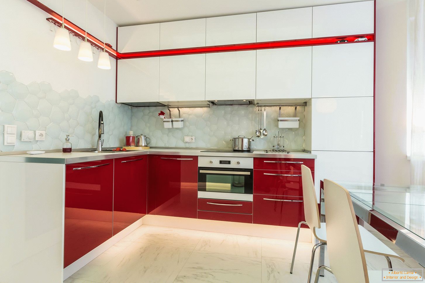 Chic kuchyne interiéru v bielej a červenej farbe