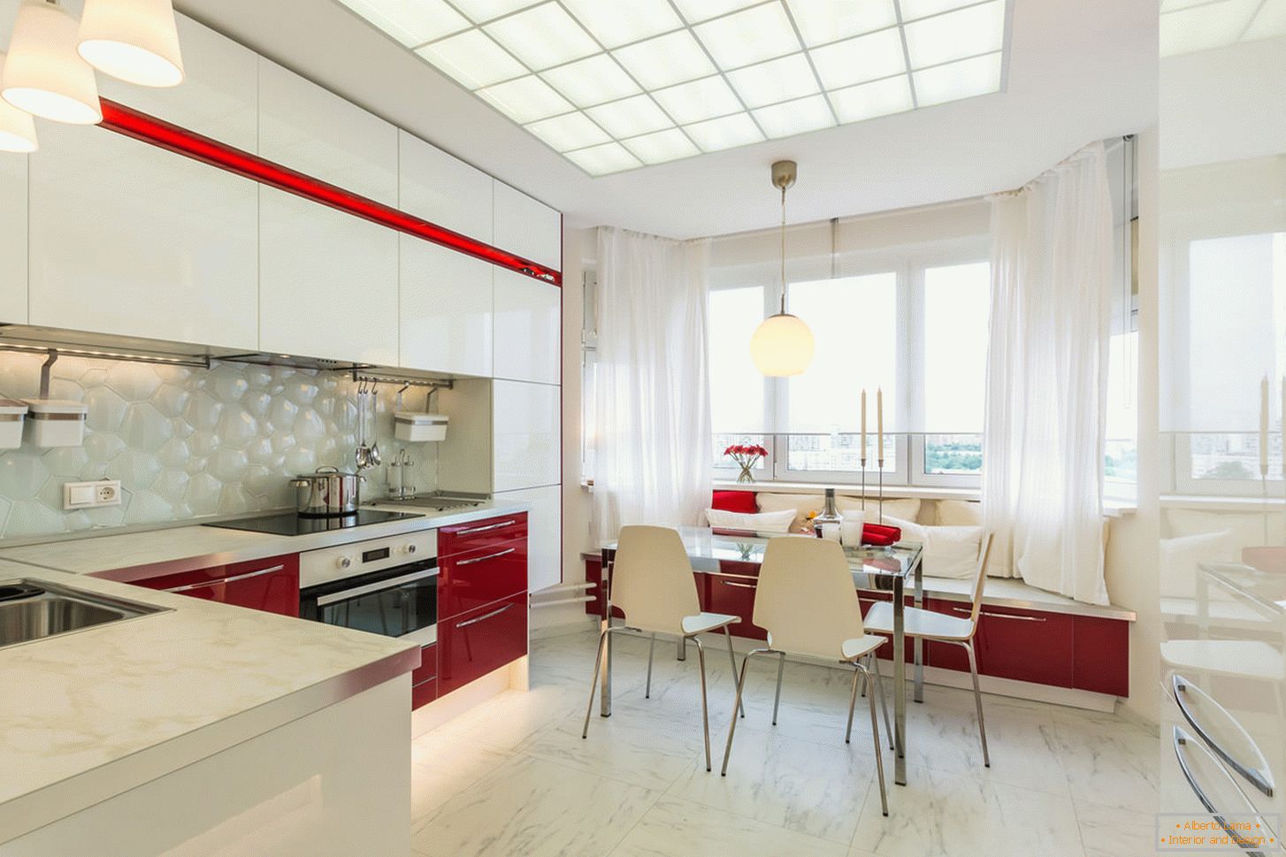 Chic kuchyne interiéru v bielej a červenej farbe
