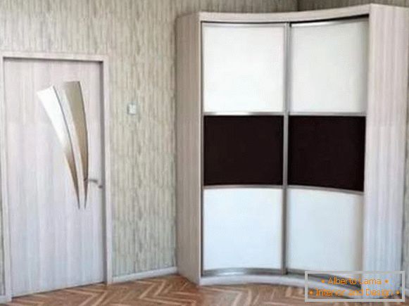 Rohový priestor na šatník v spálni s dvoma polomernými dverami