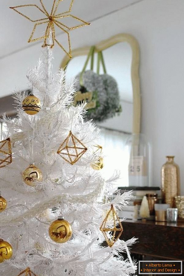 Vianočný stromček so zlatými hračky