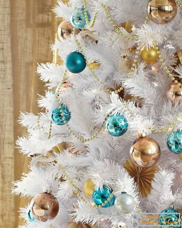 Vianočný stromček so zlatými a modrými hračky