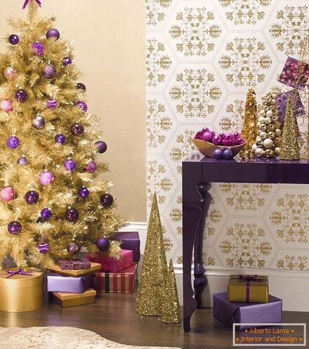 Vianočné ozdoby v zlatom a fialovom odtieni