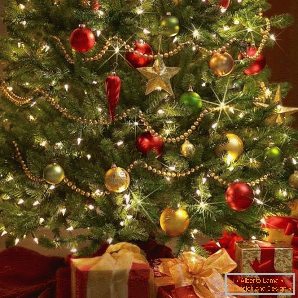 Červené a zlaté guľôčky na zelený vianočný stromček