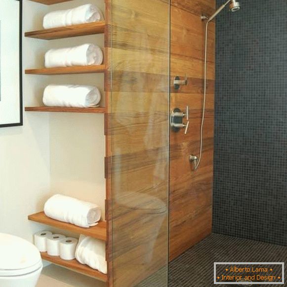 Kúpeľňa s drevenými policami