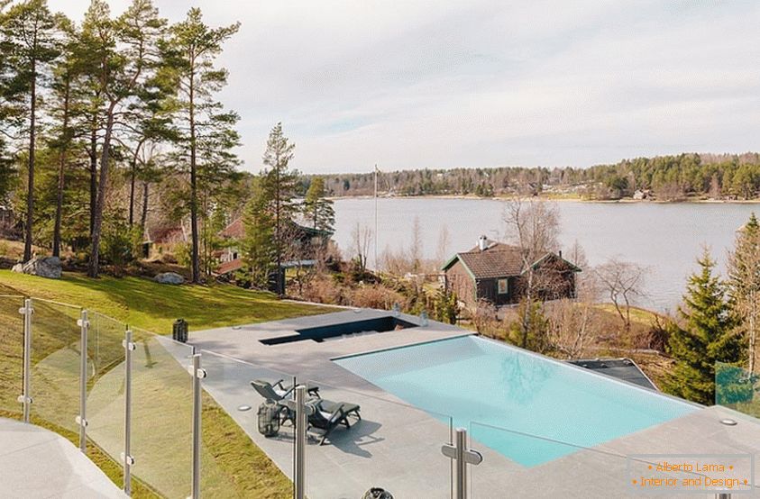 Pohľad z okna luxusnej vily vo Švédsku