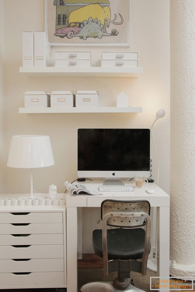 Biely nábytok v kancelárii