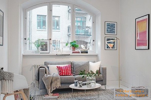Obývacia izba malého bytu v škandinávskom štýle