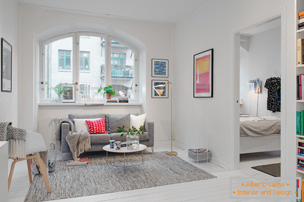 Interiér obývacej izby malého bytu v škandinávskom štýle