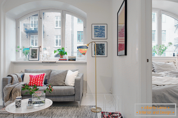 Obývacia izba a spálňa malého bytu v škandinávskom štýle
