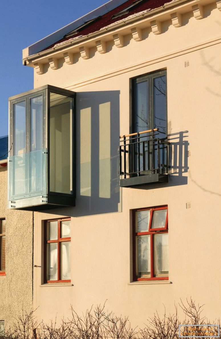 Fasáda budovy s malými balkónmi