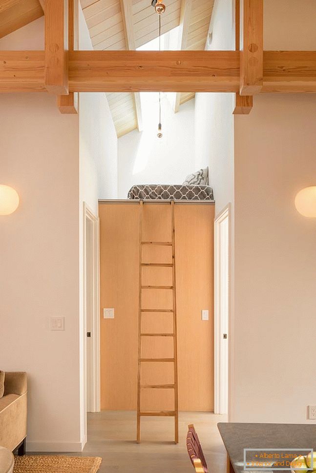 Interiér malého dreveného domu - второй уровень