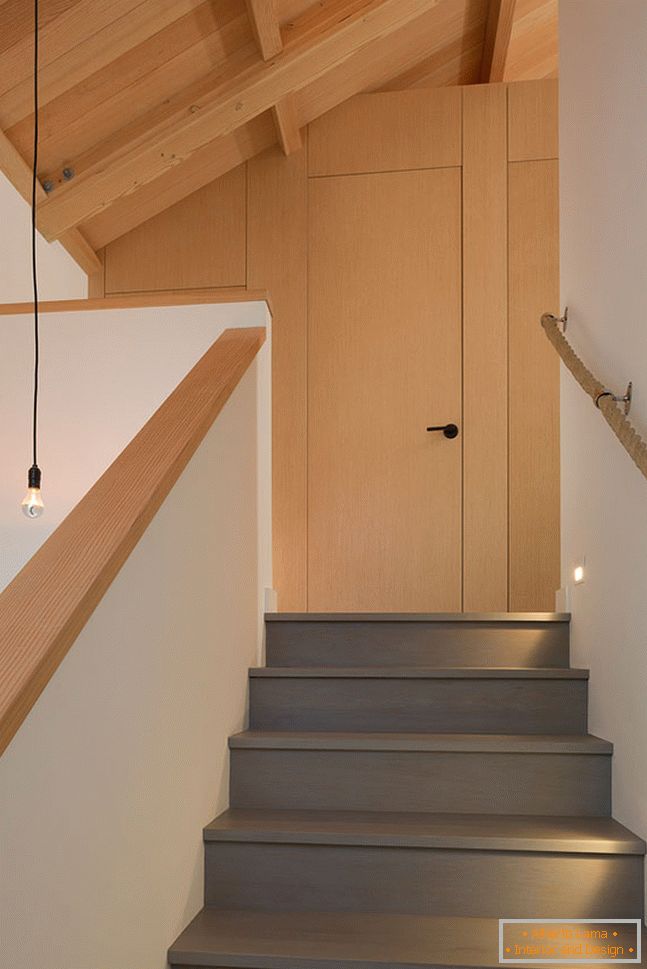 Interiér malého dreveného domu - лестница