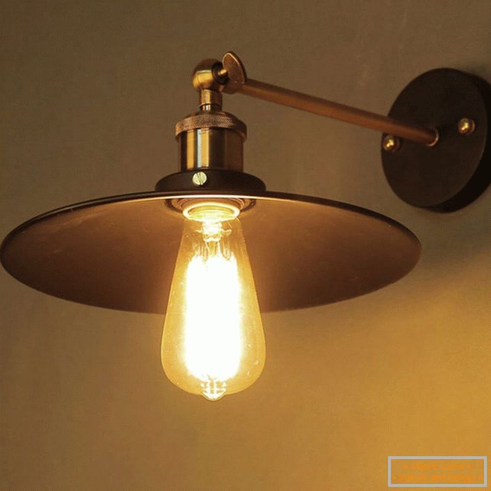 Nepríjemná lampa sa stane jasným detailom spálne v štýle krajiny. Nič zbytočné.