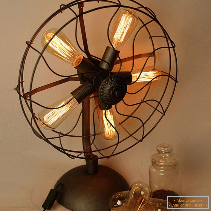 Stolová lampa vo forme starého ventilátora