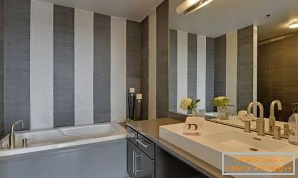 Moderný dizajn kúpeľne v podkroví - fotka v interiéri