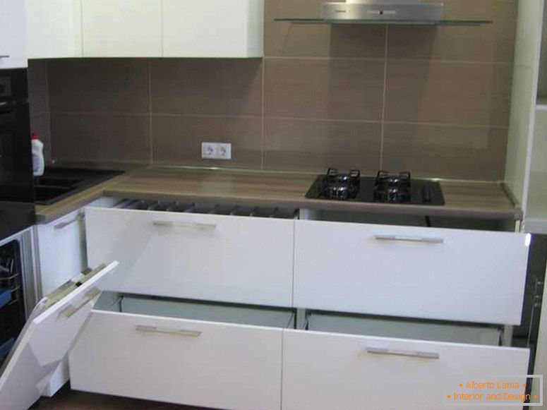 Pre navrhnutie pracovného priestoru miestnosti môžete použiť modulárny kuchynský nábytok.