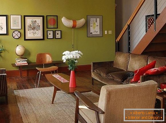 Zelená tapeta a hnedý nábytok v interiéri