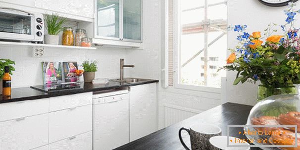 Kuchyňa v bielej farbe s čiernymi akcentmi