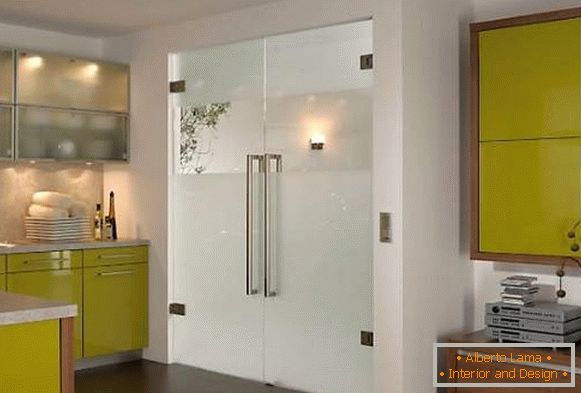 Dvojkrídlové kuchynské dvere so sklom - foto vo vnútri