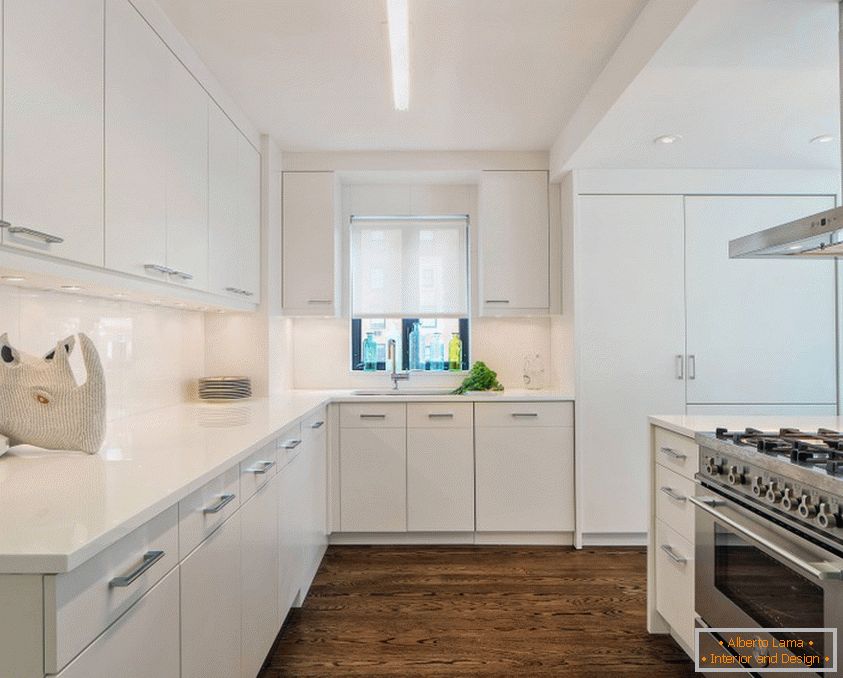 Moderná kuchyňa v bielych tónoch s tmavou podlahou a dokonale bielym stropom