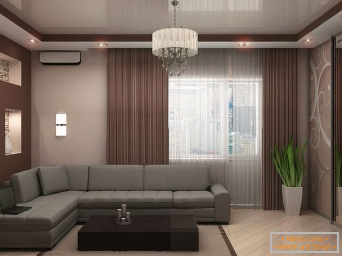 Šedo-béžový strop na dvoch úrovniach organicky zapadá do štýlovej izby pre hostí.