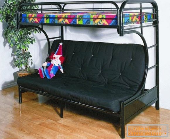 Čierna loftová posteľ s pohovkou v interiéri
