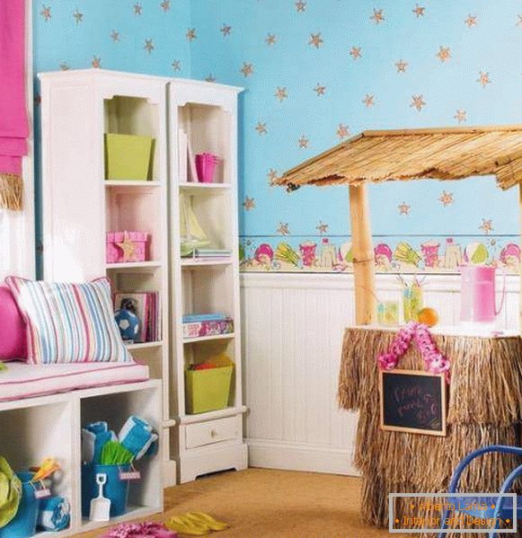 Ružové a modré tapety a panely na stenách v detskej izbe