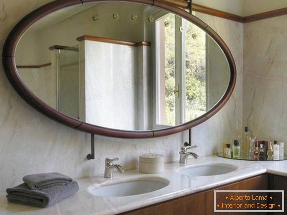 Veľké oválne zrkadlo v kúpeľni