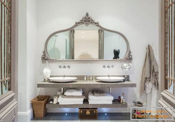 Elegantné veľké zrkadlo s policami v kúpeľni
