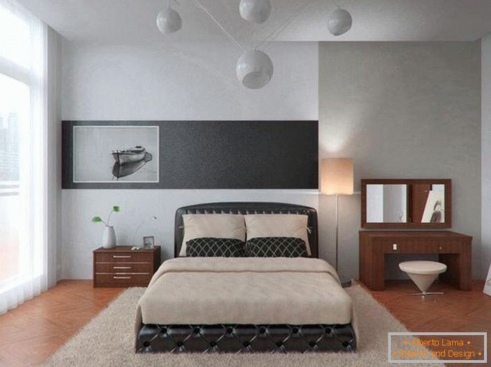 Veľká posteľ v minimalistickom štýle je čalúnená kožou. Zaujímavé riešenie pre štýlovú spálňu.