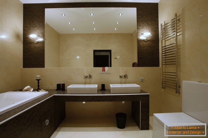 Kúpeľňa v minimalistickom štýle je vyzdobená svetlo béžovými a hnedými tónmi. 