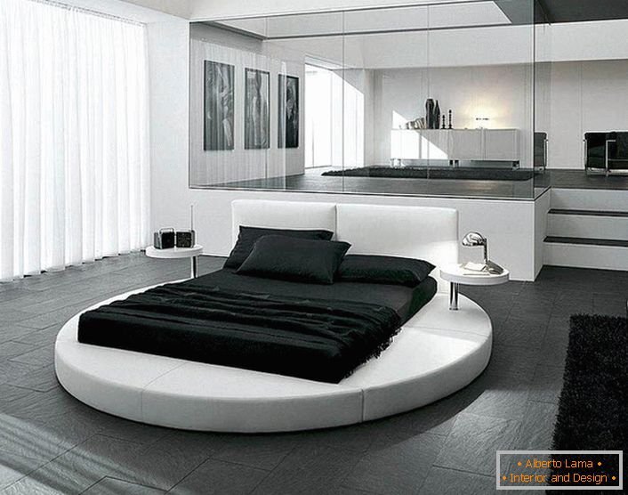 Návrh spálne v štýle minimalizmu je zdôraznený náležite vybraným nábytkom. Zaujímavým detailom interiéru je okrúhla posteľ.
