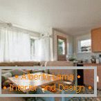Kuchynský nábytok s vstavanou mikrovlnnou rúrou