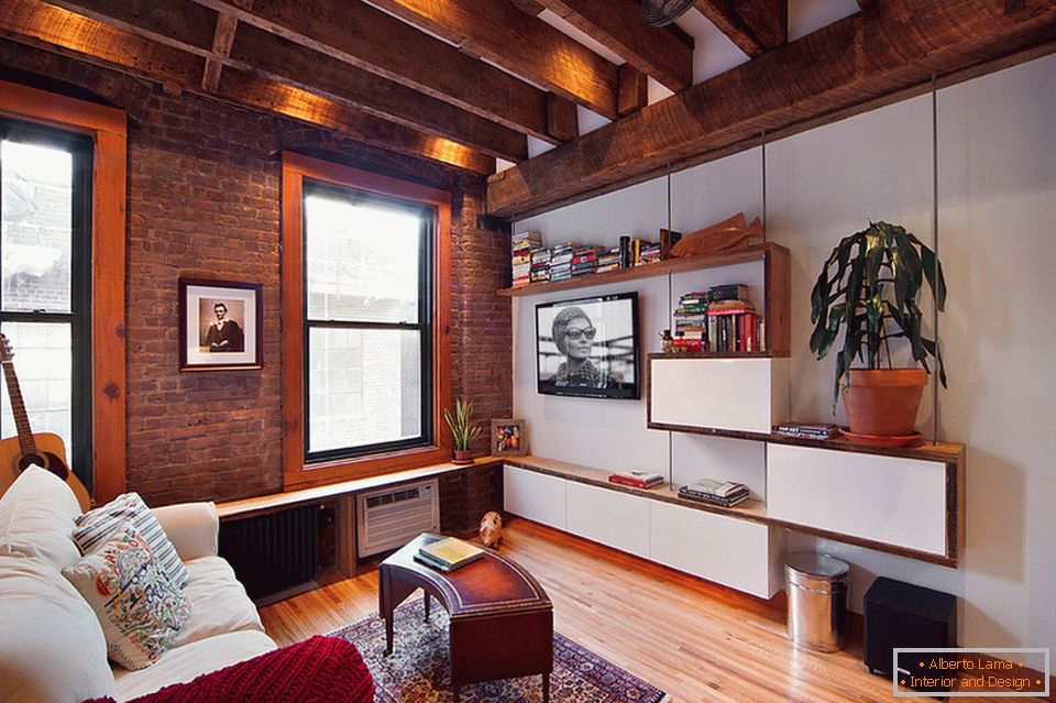 Obývacia izba malého bytu na Manhattane