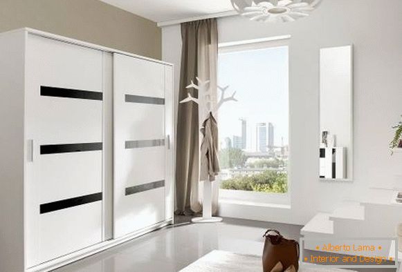 Moderný dizajn skriniek na chodbe v bielej farbe