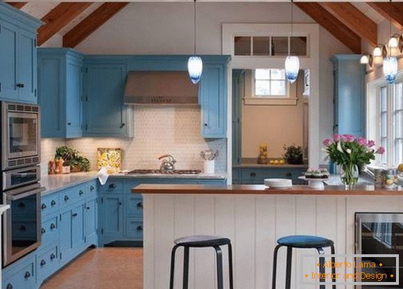 Štýlová modrá kuchyňa v interiéri