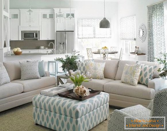 Biela modrá interiér obývacej izby a kuchyňa v súkromnom dome