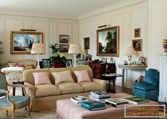 Klasický dizajn obývacej izby v súkromnom dome