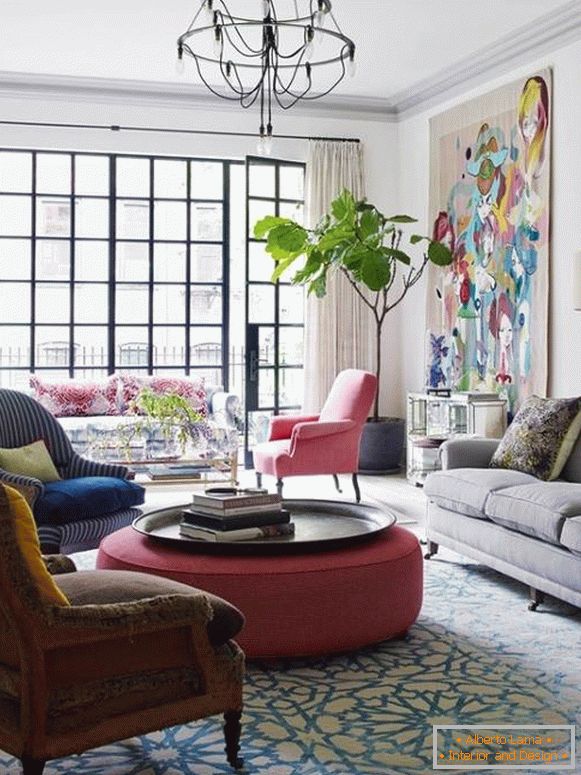 Svetlý dekor v dizajne modernej obývacej izby