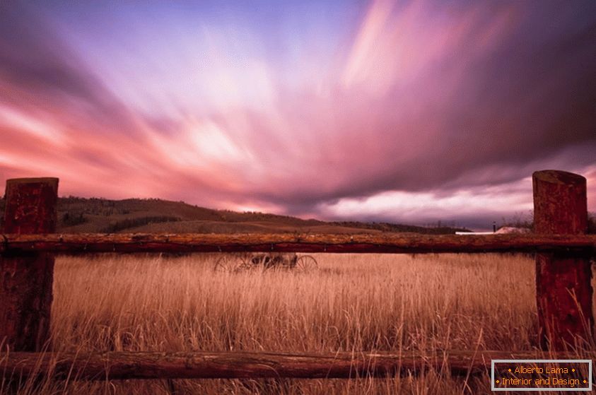 Krásne karmínové mraky nad pšeničné pole