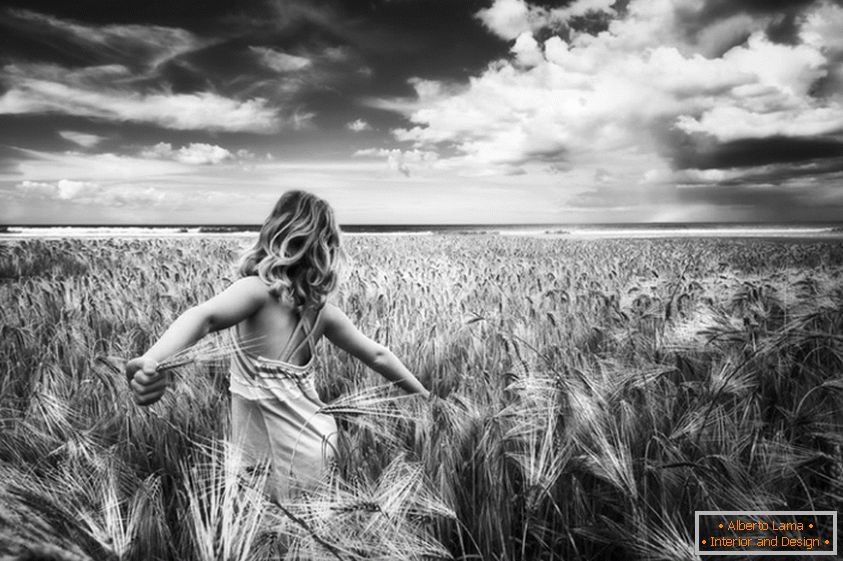 Čiernobiela fotografia dievčaťa v pšeničnom poli
