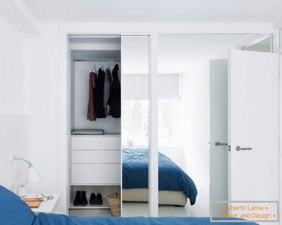 Vstavané skrine v priestore - biela šatník v spálni