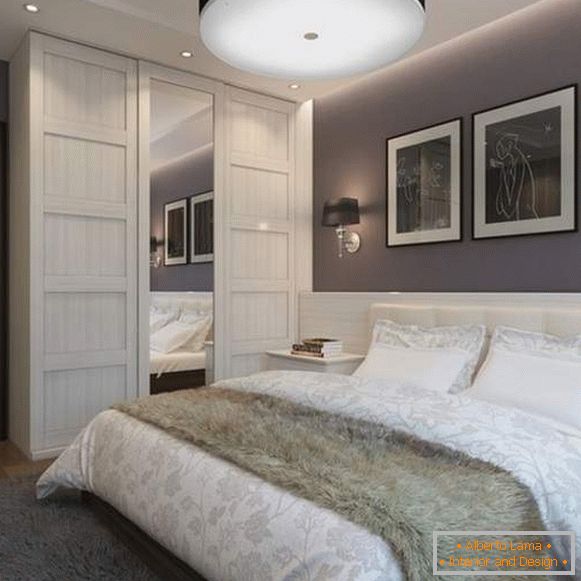 Vstavaná skriňa v spálni v modernom štýle so zrkadlom a osvetlením