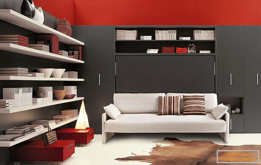 Biela pohovka v červeno-čiernej obývacej izbe