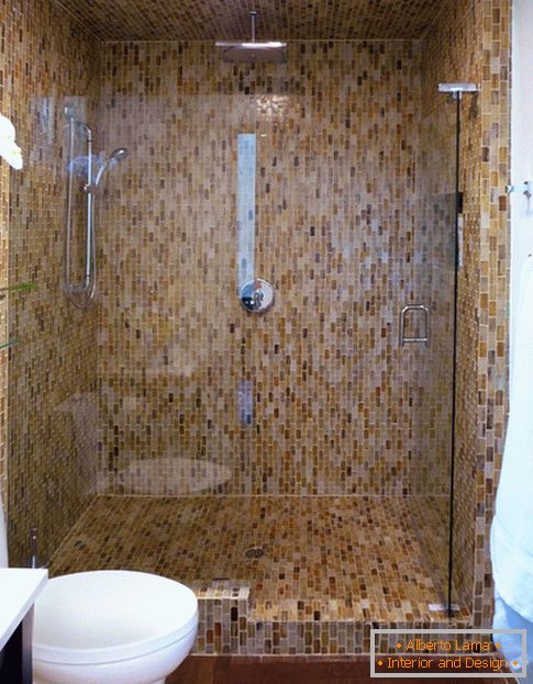 Mozaika na stenách v kúpeľni