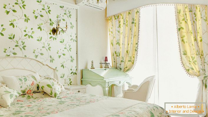 Kvetinové motívy, ktoré sa používajú na ozdobenie stien v dievčenskej miestnosti, možno sledovať aj na záclony a posteľná bielizeň. 
