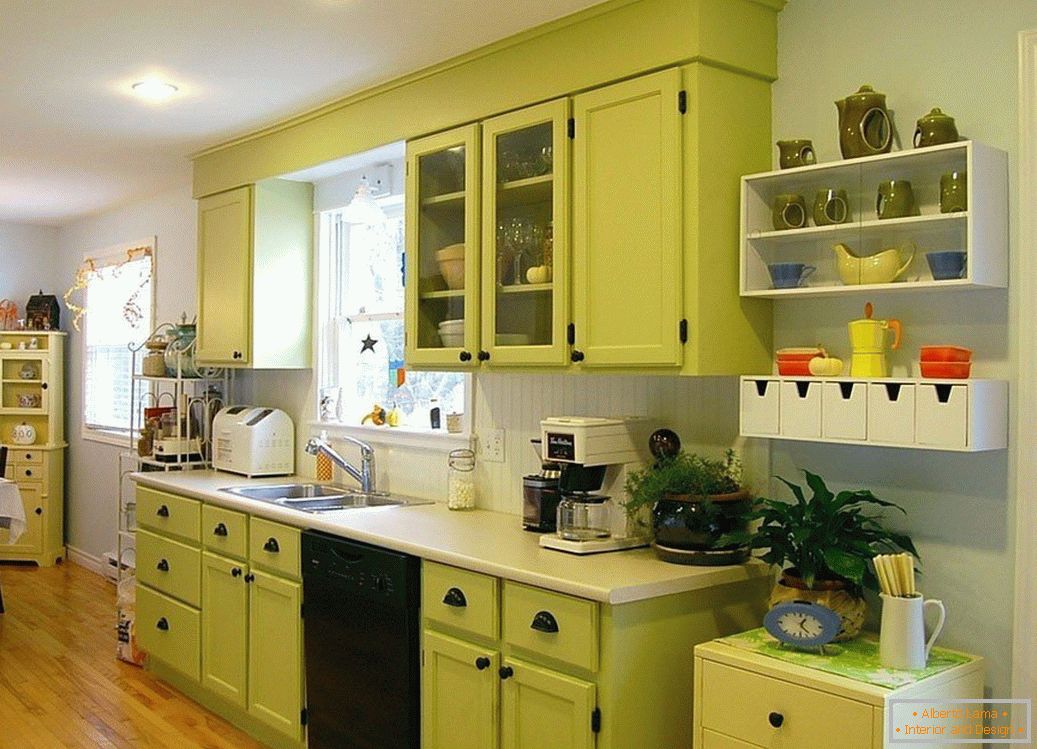 Biele steny a svetlá zelená kuchyňa