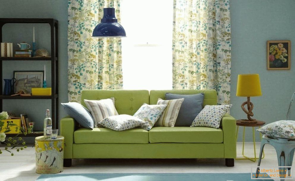 Obývacia izba v modrej farbe so zelenou pohovkou